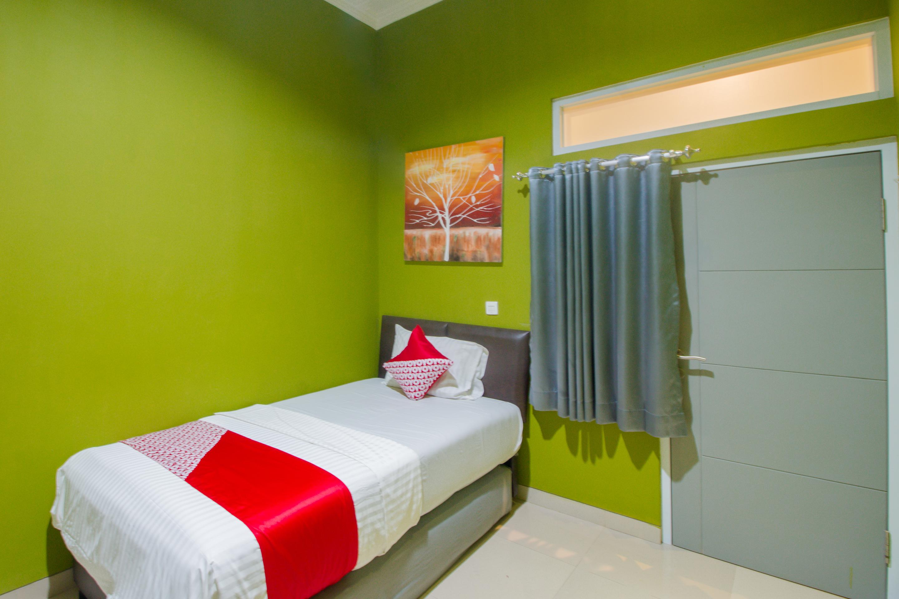 Oyo 871 Aira Costel Hotel Cianjur Exterior photo