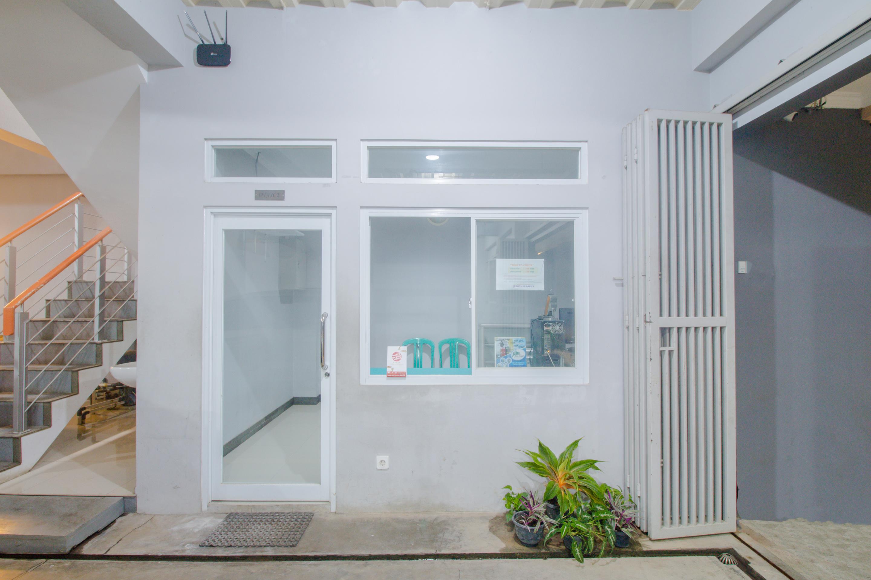 Oyo 871 Aira Costel Hotel Cianjur Exterior photo