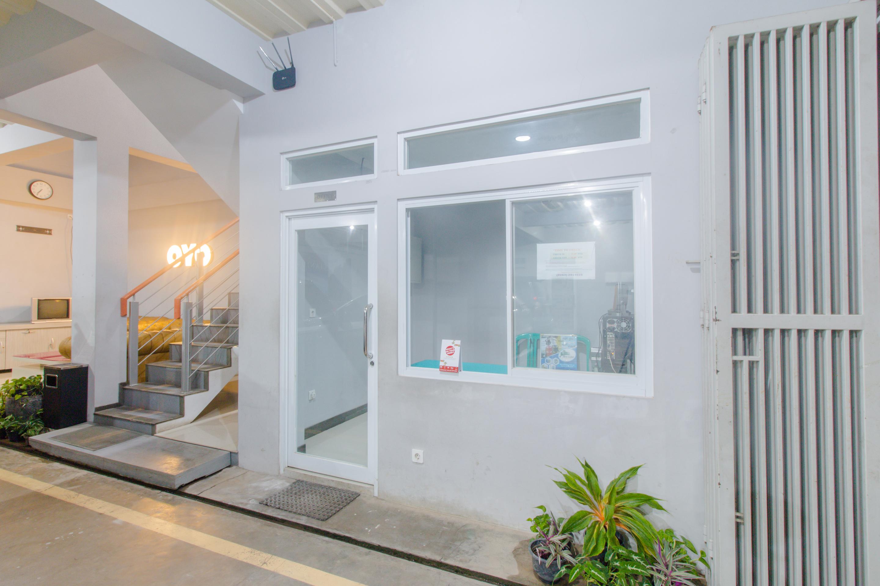 Oyo 871 Aira Costel Hotel Cianjur Exterior photo